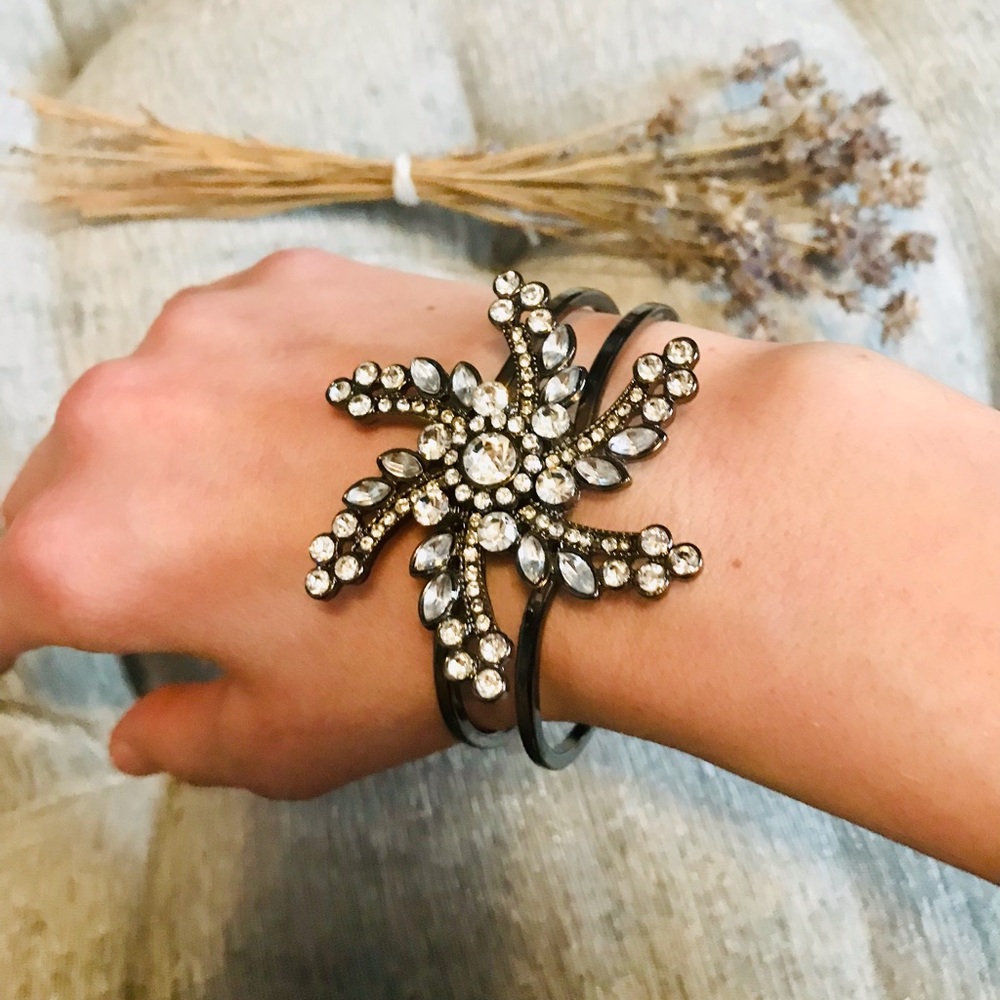 NWOT BR GUNMETAl BEJEWELLED BRACELET